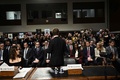 米上院司法委員会の公聴会で、傍聴席のネット犯罪の被害者やその家族に語りかけるSNS大手メタのマーク・ザッカーバーグ最高経営責任者（手前、2024年1月31日撮影）。(c)Brendan Smialowski / AFP