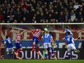 サッカースペイン国王杯（Copa del Rey 2013-14）準々決勝第1戦、アトレティコ・マドリード（Atletico Madrid）対アスレティック・ビルバオ（Athletic Bilbao）。先制点を決めるアトレティコ・マドリードのディエゴ・ゴディン（Diego Godin、2014年1月23日撮影）。(c)AFP/JAVIER SORIANO