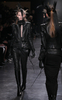 フランス・パリ市内で発表されたアン ドゥムルメステール（Ann Demeulemeester）の11/12年秋冬コレクション（2011年3月3日撮影）。(c)AFP/Pierre Verdy