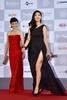 「第19回釜山国際映画祭（Busan International Film Festival、BIFF）｣のレッドカーペットに登場した女優の南果歩（Kaho Minami）さん（左）と韓国人女優のイ・ウンウ（Lee Eun-Ho）さん（2014年10月2日撮影）。(c)AFP/JUNG YEON-JE