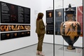 ギリシャ・アテネの五輪博物館を訪れた女性（2021年5月25日撮影）。(c)Aris MESSINIS / AFP
