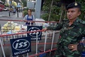 タイ・バンコクの路上で屋台を取り締まるタイ軍兵士（2014年11月1日撮影）。(c)AFP/PORNCHAI KITTIWONGSAKUL