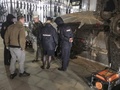 ロシアの首都モスクワ中心部で、自動小銃「AK47」の設計者、故ミハイル・カラシニコフ氏の像からナチス・ドイツの突撃銃「StG44」の図だと指摘された部分が除去されたことの証拠を集める警察官ら（2017年9月22日撮影）。(c)AFP/Mladen ANTONOV