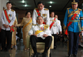 タイのプミポン・アドゥンヤデート（Bhumibol Adulyadej）国王は5日、84歳の誕生日を迎え、長期入院中のバンコク（Bangkok）の病院から一時王宮に戻り、祝賀式典に出席した。式典終了後、プミポン国王は病院に戻った。

写真は、病院を出る国王（2011年12月5日撮影）。(c)AFP/Pairoj