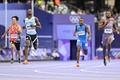 パリ五輪、陸上男子200メートル準決勝。ゴールする（左から）鵜澤飛羽、ボツワナのレツィレ・テボゴ、イタリアのエセオサ・デサル、米国のノア・ライルズ（2024年8月7日撮影）。(c)Jewel SAMAD / AFP