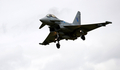 英南部のハンプシャー（Hampshire）で9日、ファンボロー国際航空ショー（Farnborough International Airshow）が開幕した。債務に苦しむ各国政府が軍事費を削減している中、今回のショーで発表される軍用機の大型契約は少ないとみられる。

写真は、デモ飛行するタイフーン（Typhoon、2012年7月9日撮影）。(c)AFP/ADRIAN DENNIS