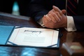米首都ワシントンのホワイトハウスで、経済対策法案に記されたドナルド・トランプ大統領の署名（2020年3月27日撮影）。(c)JIM WATSON / AFP