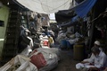 インド・ムンバイのスラム街ダラビで、工場の外に積み上げられたプラスチック廃棄物の袋（2019年3月7日撮影）。(c)PUNIT PARANJPE / AFP

