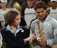 テニス、マドリード・オープン（Mutua Madrid Open 2014）男子シングルス決勝。スペインのソフィア王妃（Queen Sofia）の隣でトロフィーを手にするラファエル・ナダル（Rafael Nadal、2014年5月11日撮影）。(c)AFP/PIERRE-PHILIPPE MARCOU