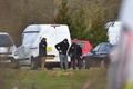 サラ・エバラードさんの遺体が発見された英ケント州アシュフォードの森林付近で現場検証を行う警察官（2021年3月11日撮影）。(c)Ben STANSALL / AFP