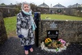 アイルランド・チュアムに設けられた、元母子生活支援施設の敷地内に埋められたとされる約800人の子どもの追悼廟を訪れた、元入所者の女性（2021年1月13日撮影）。(c)Paul Faith / AFP