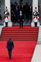 マクロン氏が大統領に就任、仏史上最年少