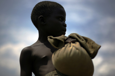 水害に襲われたウガンダ　WFPが北部の避難所に食料を投下