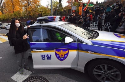 トラック走行や空港離着陸も禁止、企業も始業ずらす 韓国大学入試