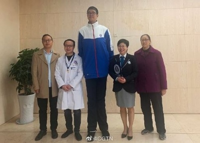 四川省の14歳少年、身長が221センチ、ギネス記録になるかも！