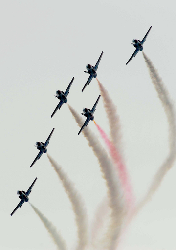 中国空軍の演習シーン、映画『トップガン』から拝借？国営TVニュース番組