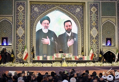 イラン大統領、故郷に埋葬 数十万人が最後の別れ