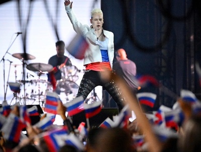 「ロシア国旗の日」 親プーチン派歌手のライブにファン熱狂