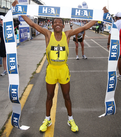 ゲブレセラシェ 15キロメートルレースで優勝