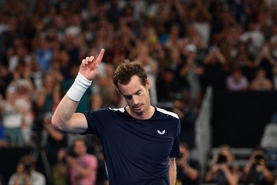 マレーは死闘の末に全豪初戦敗退、1週間以内に方針決定へ 手術も