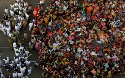 女子学生集団レイプ殺害、3人に死刑判決 インド