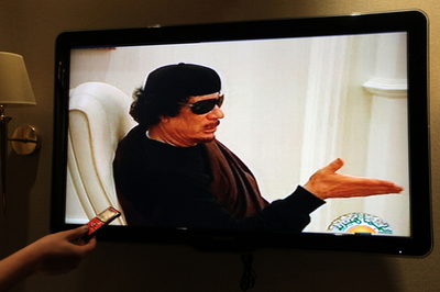 カダフィ大佐、息子の死後初めてテレビに登場 直後にNATO空爆