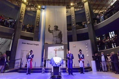 F1元王者ファンジオ氏の墓、故郷のミュージアムに移設