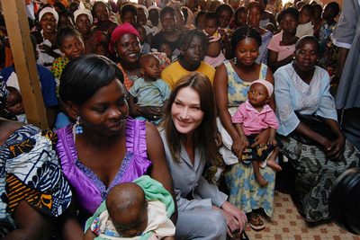 仏大統領夫人カーラさん、エイズ基金親善大使としてブルキナファソ訪問