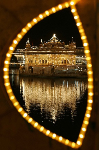 シーク教第4代グル生誕祝う黄金寺院