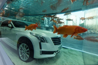 新型キャデラック、巨大水槽内にお目見え 上海