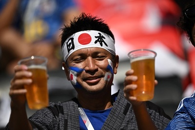 「しらふのW杯」意外に好評 カタール訪れた各国ファン
