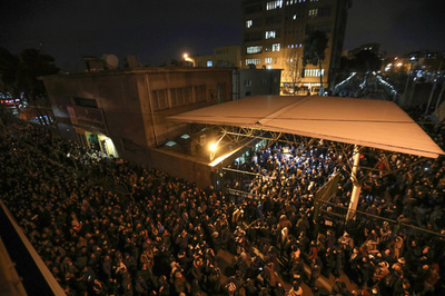 イラン首都警察、抗議デモ対応の「自制」命令受ける