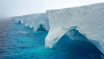 動画:世界最大の氷山「A23a」 浸食で巨大な穴やアーチ