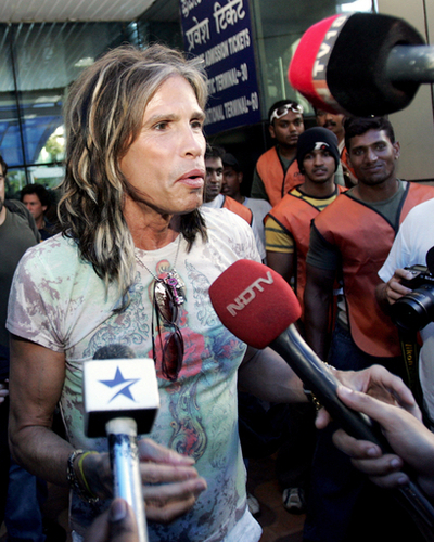 エアロスミス、インド初のコンサートを控えバンガロール空港に到着