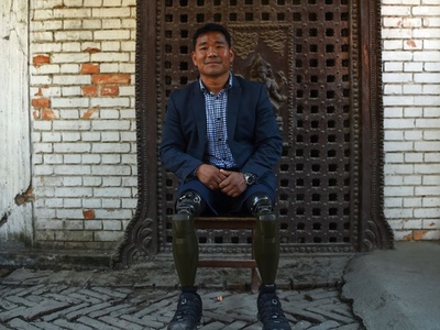 両足義足の登山家、エベレストの夢砕く新法に反対 ネパール