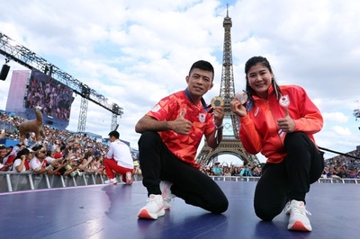 レスリング金の文田と銅の尾崎、エッフェル塔背に記念撮影 パリ五輪