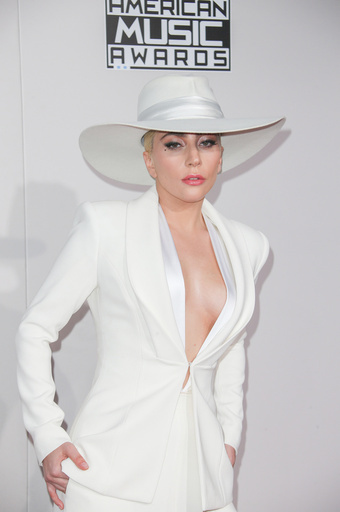 レディー・ガガ、VSFSでクリスタルを散りばめたハットを着用
