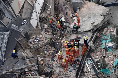 上海で改築工事中のビル崩壊、5人死亡