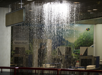 天井から滝？！水浸しのブラジル空港