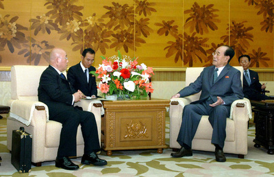 訪朝した飯島内閣官房参与が帰国