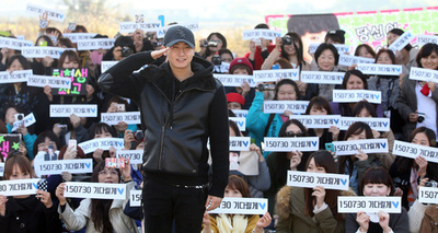 「SS501」ホ・ヨンセン入隊、ファンにも挨拶