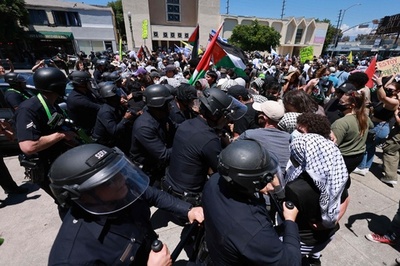 LAで親パレスチナ派とイスラエル支持派が衝突 米大統領「言語道断」