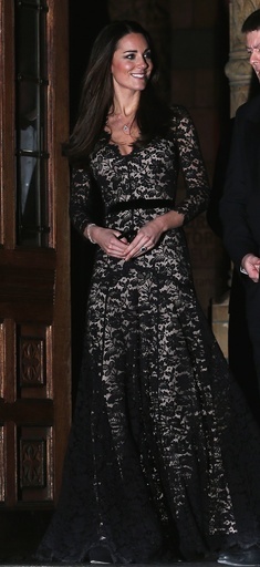 キャサリン妃、「テンパリー・ロンドン」のドレスで3D映像作品鑑賞