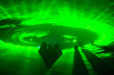 レーザー光で野外ダンスパーティー、ルーマニア