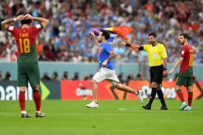 レインボー旗の男がピッチ乱入 サッカーW杯の試合中