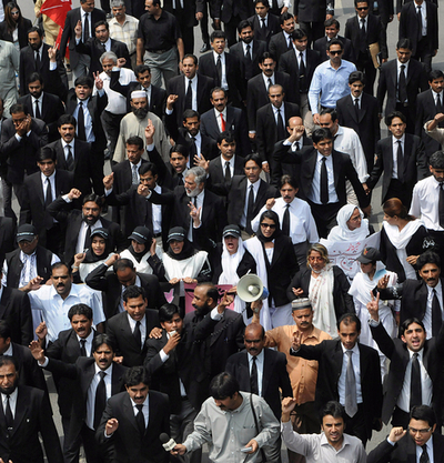 パキスタン大統領めぐり対立激化、10人死亡　各地で抗議デモ