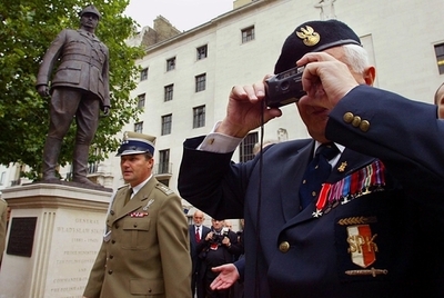 暗殺か？第2次大戦中のポーランド亡命政府首相の死 遺体発掘し再調査