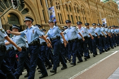 バーに駆け付けた警官、女性客の手であわや丸裸に