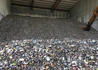 韓国・済州島、リサイクル可能なガラス、分別されず山積み