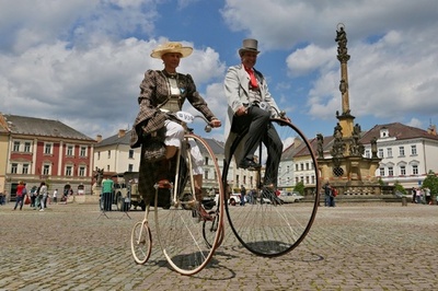 古き良き時代に思いをはせ…レトロな自転車大集合、チェコ